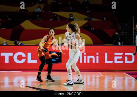 Aleksandra Crvendakic di Serbia in azione durante la partita di EuroBasket femminile del 2021 quarti di finale disputata tra Spagna e Serbia al padiglione Fuente de Sant Luis il 23 giugno 2021 a Valencia, Spagna. (Foto di Jon Imanol Reino/NurPhoto) Foto Stock