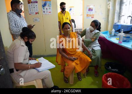 Un operatore sanitario inocula una donna con una dose del vaccino Covishield - un coronavirus (COVID-19) prodotto dal Serum Institute of India (SII), durante un viaggio speciale da amministrazione distrettuale, a Nuova Delhi, India il 24 giugno 2021. (Foto di Mayank Makhija/NurPhoto) Foto Stock