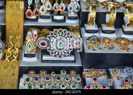 Gioielli e accessori per matrimoni tradizionali marocchini in mostra presso una gioielleria a Fez, Marocco, Africa. (Foto di Creative Touch Imaging Ltd./NurPhoto) Foto Stock