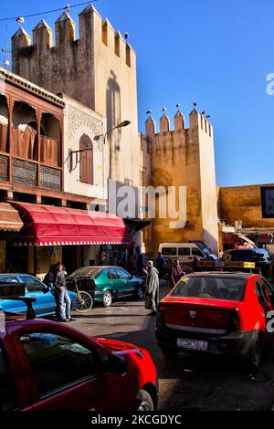 Via dalle mura fortificate che circondano la medina (città vecchia) di Fez in Marocco, Africa. L'antica città di Fez (Fes) è la seconda città più grande del Marocco e la città è stata spesso chiamata la "Mecca dell'Occidente" e la "Atene dell'Africa". (Foto di Creative Touch Imaging Ltd./NurPhoto) Foto Stock