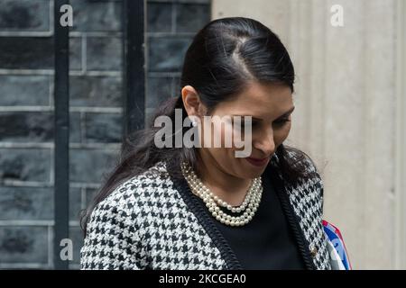 LONDRA, REGNO UNITO - 24 GIUGNO 2021: Il Segretario di Stato del Dipartimento di Casa Priti Patel lascia 10 Downing Street il 24 giugno 2021 a Londra, Inghilterra. (Foto di Wiktor Szymanowicz/NurPhoto) Foto Stock