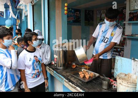 Shib Shankar Patra , tifoso di calcio della squadra argentina, serve il tè a tifosi e clienti durante la celebrazione di 34th compleanno del famoso giocatore professionista Lionel messi a Nord 24 Pargana Kolkata a 27 chilometri di distanza nord, Bengala Occidentale, India, il 24 giugno 2021. (Foto di Debajyoti Chakraborty/NurPhoto) Foto Stock