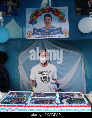 Tifosi indiani di calcio dell'Argentina e venditore indiano di tè Shib Shankar Patra leader Argentina Fan Club celebrare il 34th ° compleanno del famoso giocatore professionista Lionel messi a Nord 24 Pargana Kolkata a 27 chilometri di distanza nord, Bengala Occidentale, India, il 24 giugno 2021. (Foto di Debajyoti Chakraborty/NurPhoto) Foto Stock