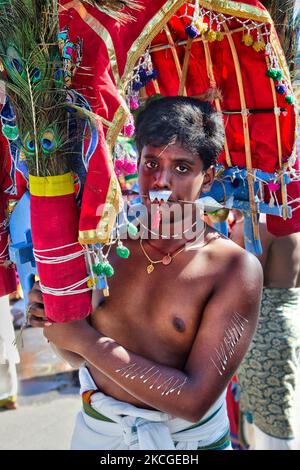 I devoti indù tamil eseguono il rituale Kavadi Attam (un rituale in cui vengono tirati mentre ballano da ganci spinti nelle loro spalle come atto di penitenza) durante il Vinayagar Ther Thiruvizha Festival in Ontario, Canada il 23 luglio 2006. I devoti si preparano alla celebrazione purificandosi attraverso la preghiera, il celibato e il digiuno per 11 o 25 giorni prima della festa. Durante questo festival religioso diversi devoti mostrano la loro devozione facendo offerte e trafiggendo i loro corpi con ganci metallici e spiedini. (Foto di Creative Touch Imaging Ltd./NurPhoto) Foto Stock