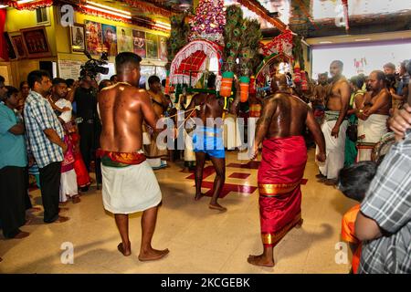 I devoti indù tamil eseguono il rituale Kavadi Attam (un rituale in cui vengono tirati mentre ballano da ganci spinti nelle loro spalle come atto di penitenza) durante il Vinayagar Ther Thiruvizha Festival in Ontario, Canada il 23 luglio 2006. I devoti si preparano alla celebrazione purificandosi attraverso la preghiera, il celibato e il digiuno per 11 o 25 giorni prima della festa. Durante questo festival religioso diversi devoti mostrano la loro devozione facendo offerte e trafiggendo i loro corpi con ganci metallici e spiedini. (Foto di Creative Touch Imaging Ltd./NurPhoto) Foto Stock