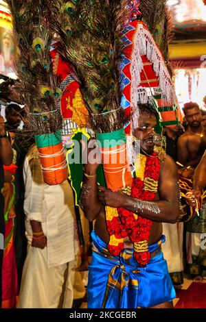 I devoti indù tamil eseguono il rituale Kavadi Attam (un rituale in cui vengono tirati mentre ballano da ganci spinti nelle loro spalle come atto di penitenza) durante il Vinayagar Ther Thiruvizha Festival in Ontario, Canada il 23 luglio 2006. I devoti si preparano alla celebrazione purificandosi attraverso la preghiera, il celibato e il digiuno per 11 o 25 giorni prima della festa. Durante questo festival religioso diversi devoti mostrano la loro devozione facendo offerte e trafiggendo i loro corpi con ganci metallici e spiedini. (Foto di Creative Touch Imaging Ltd./NurPhoto) Foto Stock