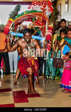 I devoti indù tamil eseguono il rituale Kavadi Attam (un rituale in cui vengono tirati mentre ballano da ganci spinti nelle loro spalle come atto di penitenza) durante il Vinayagar Ther Thiruvizha Festival in Ontario, Canada il 23 luglio 2006. I devoti si preparano alla celebrazione purificandosi attraverso la preghiera, il celibato e il digiuno per 11 o 25 giorni prima della festa. Durante questo festival religioso diversi devoti mostrano la loro devozione facendo offerte e trafiggendo i loro corpi con ganci metallici e spiedini. (Foto di Creative Touch Imaging Ltd./NurPhoto) Foto Stock