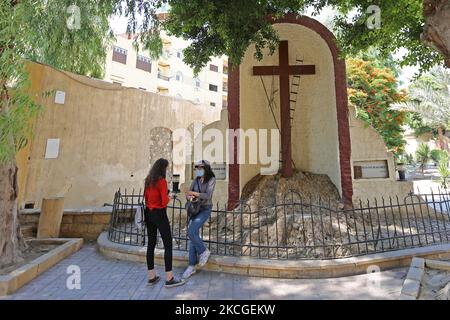 Il complesso delle religioni nel Vecchio Cairo riunisce in un'area le case di culto delle tre religioni, islamica, copta e giudaica. La storia della zona risale all'antica epoca faraonica, poi la fortezza romana conosciuta come 'Castello di Babilonia' fu costruita per l'importanza strategica del sito, fino all'ingresso del leader AMR ibn al-AAS in Egitto, Che fondò la città di Fustat e la sua moschea conosciuta come la Vecchia Moschea. Ci sono diverse chiese, la Chiesa di San Abi Serga, la Chiesa di San Giorgio, la Chiesa di Santa Barbara, la Chiesa di San Abi Sefein, la Chiesa di Foto Stock