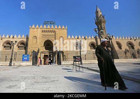 Il complesso delle religioni nel Vecchio Cairo riunisce in un'area le case di culto delle tre religioni, islamica, copta e giudaica. La storia della zona risale all'antica epoca faraonica, poi la fortezza romana conosciuta come 'Castello di Babilonia' fu costruita per l'importanza strategica del sito, fino all'ingresso del leader AMR ibn al-AAS in Egitto, Che fondò la città di Fustat e la sua moschea conosciuta come la Vecchia Moschea. Ci sono diverse chiese, la Chiesa di San Abi Serga, la Chiesa di San Giorgio, la Chiesa di Santa Barbara, la Chiesa di San Abi Sefein, la Chiesa di Foto Stock