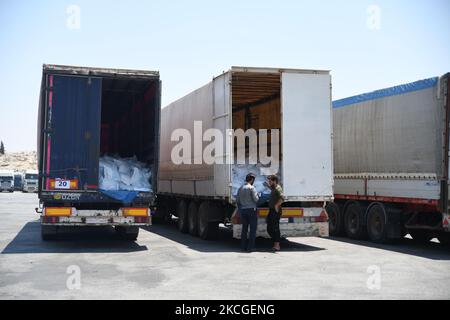 I camion caricati con aiuti umanitari forniti dal programma alimentare Mondiale delle Nazioni Unite entrano nella Siria settentrionale attraverso Bab al-Hawa Crossing il 24 giugno 2021 attraversando il territorio turco. È stato collocato nei magazzini delle organizzazioni siriane locali e il meccanismo per portare aiuti umanitari in Siria oltre il confine termina il 10 luglio prossimo. (Foto di rami Alsayed/NurPhoto) Foto Stock