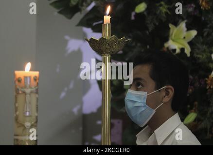 Membro liturgico all'interno della cappella di San Juan Bautista a Culhuacán, Città del Messico, Messico, il 24 giugno 2021, in occasione di una solenne messa in occasione della Giornata di San Giovanni Battista in Messico durante l'emergenza sanitaria COVID-19 e il semaforo epidemiologico giallo nella capitale. (Foto di Gerardo Vieyra/NurPhoto) Foto Stock