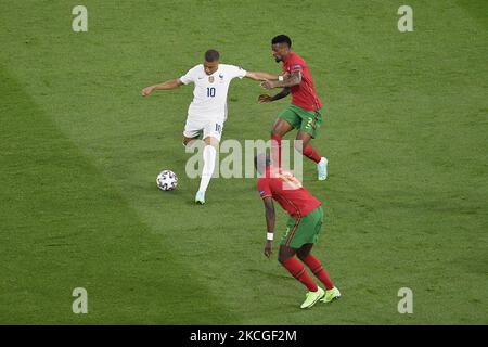 Nelson Semedo del Portogallo batte per il possesso con Kylian Mbappe di Francia durante la partita di calcio del Campionato europeo UEFA 2020 tra Portogallo e Francia allo stadio Puskas Ferenc del 23 giugno 2021 a Budapest, Ungheria. (Foto di Alex Nicodim/NurPhoto) Foto Stock