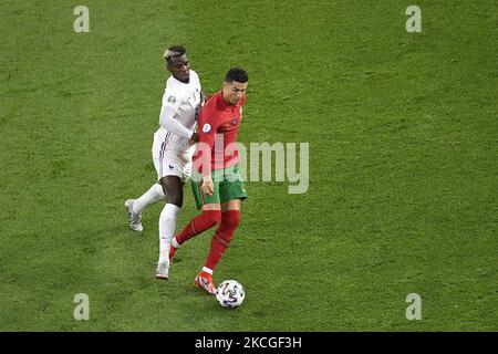 Paul Pogga in Francia e Cristiano Ronaldo in Portogallo combattono per la palla durante la partita di calcio del Campionato europeo UEFA 2020 tra Portogallo e Francia allo stadio Puskas Ferenc il 23 giugno 2021 a Budapest, Ungheria. (Foto di Alex Nicodim/NurPhoto) Foto Stock