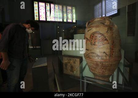 Il Museo copto nella capitale egiziana, questo museo si trova nell'antico Egitto entro i confini della fortezza di Babilonia la sua costruzione iniziò ai tempi dei Persiani, ma molte aggiunte si svolsero durante il regno dell'imperatore romano Augusto e Traiano, E poi si aggiunsero quelli che vennero dopo di loro dagli imperatori romani. Lo scienziato francese (Maspero) ha svolto un ruolo importante nella creazione del museo, poiché ha lavorato per raccogliere opere d'arte copta e assegnare loro una sala nel Museo Egizio. Successivamente, Mark Pasha chiamò Smika nel 1893 d.C. per includere il copto A. Foto Stock