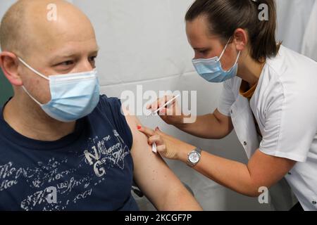 Un operatore sanitario inocula un uomo con una dose di vaccino contro il coronavirus Covid-19 a Lille, in Francia, il 25 giugno 2021. (Foto di Thierry Thorel/NurPhoto) Foto Stock