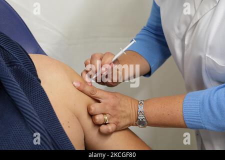 Un operatore sanitario inocula un uomo con una dose di vaccino contro il coronavirus Covid-19 a Lille, in Francia, il 25 giugno 2021. (Foto di Thierry Thorel/NurPhoto) Foto Stock