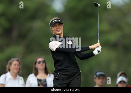 Charley Hull of England tee off sul secondo tee durante l'ultimo round del Meijer LPGA Classic per il torneo Simply Give golf al Blythefield Country Club di Belmont, MI, USA Domenica, 20 Giugno 2021. (Foto di Jorge Lemus/NurPhoto) Foto Stock