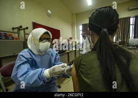 Attività di vaccinazione per 1350 fedeli alla Casa di culto di Sumatra Sud Maitreya Vira Vira, Palembang, 26 giugno 2021. Vaccinazione con vaccino Sinovac. (Foto di Sigit Prasetya/NurPhoto) Foto Stock