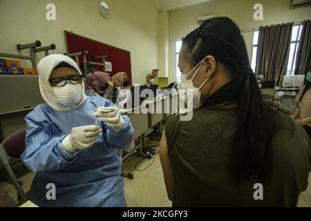 Attività di vaccinazione per 1350 fedeli alla Casa di culto di Sumatra Sud Maitreya Vira Vira, Palembang, 26 giugno 2021. Vaccinazione con vaccino Sinovac. (Foto di Sigit Prasetya/NurPhoto) Foto Stock