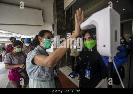 Attività di vaccinazione per 1350 fedeli alla Casa di culto di Sumatra Sud Maitreya Vira Vira, Palembang, 26 giugno 2021. Vaccinazione con vaccino Sinovac. (Foto di Sigit Prasetya/NurPhoto) Foto Stock