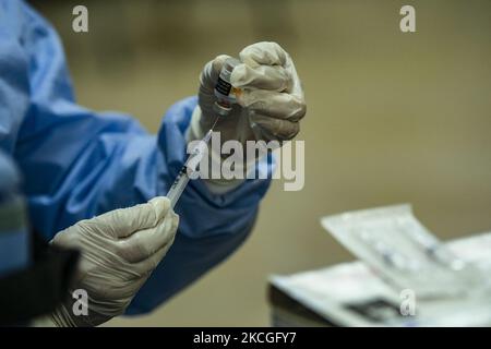 Attività di vaccinazione per 1350 fedeli alla Casa di culto di Sumatra Sud Maitreya Vira Vira, Palembang, 26 giugno 2021. Vaccinazione con vaccino Sinovac. (Foto di Sigit Prasetya/NurPhoto) Foto Stock