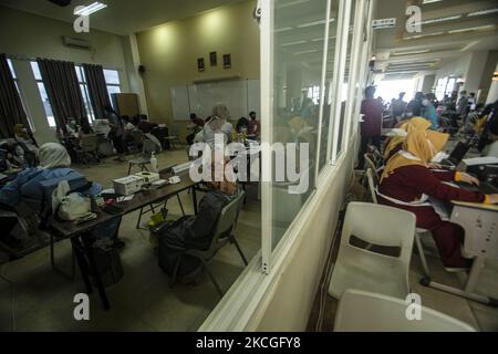 Attività di vaccinazione per 1350 fedeli alla Casa di culto di Sumatra Sud Maitreya Vira Vira, Palembang, 26 giugno 2021. Vaccinazione con vaccino Sinovac. (Foto di Sigit Prasetya/NurPhoto) Foto Stock