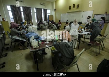 Attività di vaccinazione per 1350 fedeli alla Casa di culto di Sumatra Sud Maitreya Vira Vira, Palembang, 26 giugno 2021. Vaccinazione con vaccino Sinovac. (Foto di Sigit Prasetya/NurPhoto) Foto Stock