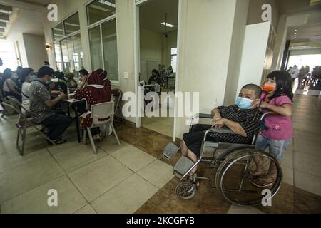 Attività di vaccinazione per 1350 fedeli alla Casa di culto di Sumatra Sud Maitreya Vira Vira, Palembang, 26 giugno 2021. Vaccinazione con vaccino Sinovac. (Foto di Sigit Prasetya/NurPhoto) Foto Stock