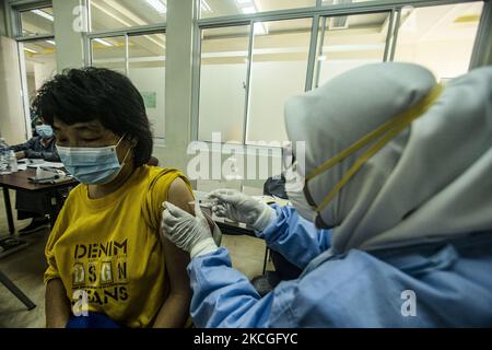 Attività di vaccinazione per 1350 fedeli alla Casa di culto di Sumatra Sud Maitreya Vira Vira, Palembang, 26 giugno 2021. Vaccinazione con vaccino Sinovac. (Foto di Sigit Prasetya/NurPhoto) Foto Stock