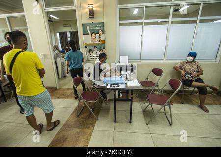 Attività di vaccinazione per 1350 fedeli alla Casa di culto di Sumatra Sud Maitreya Vira Vira, Palembang, 26 giugno 2021. Vaccinazione con vaccino Sinovac. (Foto di Sigit Prasetya/NurPhoto) Foto Stock