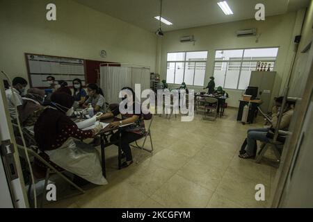 Attività di vaccinazione per 1350 fedeli alla Casa di culto di Sumatra Sud Maitreya Vira Vira, Palembang, 26 giugno 2021. Vaccinazione con vaccino Sinovac. (Foto di Sigit Prasetya/NurPhoto) Foto Stock