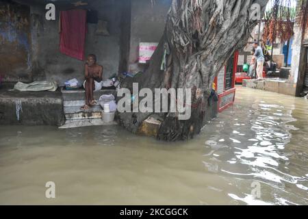 L' alta marea sul fiume Ganges provocò un' inondazione massiccia in varie parti delle basse zone della riva del fiume Ganges a Kolkata (India), il 26 giugno 2021. (Foto di Debarchan Chatterjee/NurPhoto) Foto Stock