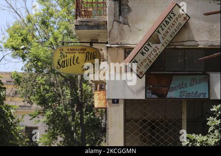 Vecchi cartelli sugli edifici abbandonati, recintati dai militari turchi dal 1974, nella zona costiera abbandonata di Varosha, un sobborgo della città di Famagosta, nella Cipro settentrionale controllata dai turchi. Sabato 26 giugno 2021. (Foto di Danil Shamkin/NurPhoto) Foto Stock