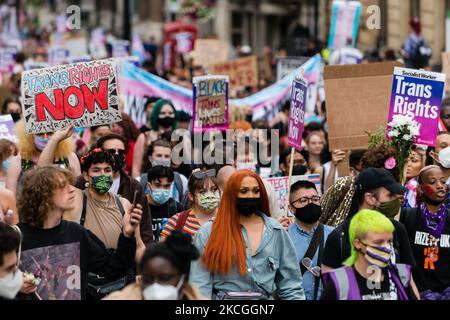 Manifestanti durante la Trans Pride di Londra (Gran Bretagna), 26 giugno 2021. London Trans+ Pride 2021 è una risposta diretta ai piani trapelati dai governi conservatori per abbandonare le riforme progressiste al Gender Recognition Act, una mossa che causerà danni irreparabili alla vita dei trans nel Regno Unito (Foto di Maciek Musialek/NurPhoto) Foto Stock