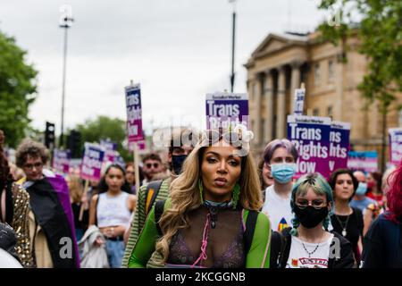 Manifestanti durante la Trans Pride di Londra (Gran Bretagna), 26 giugno 2021. London Trans+ Pride 2021 è una risposta diretta ai piani trapelati dai governi conservatori per abbandonare le riforme progressiste al Gender Recognition Act, una mossa che causerà danni irreparabili alla vita dei trans nel Regno Unito (Foto di Maciek Musialek/NurPhoto) Foto Stock