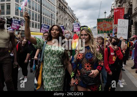 LONDRA, REGNO UNITO - 26 GIUGNO 2021: L'attivista Model and LGBT Munroe Bergdorf (L) si unisce alle persone transgender e ai loro sostenitori marciano attraverso il centro di Londra durante la terza marcia di protesta Trans Pride per l'uguaglianza il 26 giugno 2021 a Londra, Inghilterra. I manifestanti chiedono investimenti in assistenza sanitaria trans, servizi igienici accessibili e strutture carcerarie, la fine degli interventi chirurgici non consensuali sui bambini intersessuali e il divieto di terapie di conversione pseudoserifiche. (Foto di Wiktor Szymanowicz/NurPhoto) Foto Stock