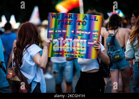 La gente partecipa all'annuale Roma Pride 2021, a Roma, in Italia, sabato 26 giugno 2021. Migliaia di persone hanno partecipato alla sfilata di sabato in uno dei più grandi raduni pubblici che si sono tenuti in Italia dall'inizio della pandemia di coronavirus. (Foto di Andrea Ronchini/NurPhoto) Foto Stock