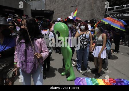 I membri della comunità LGBTTTIQA tengono un pallone con la figura di un alieno fuori dalla stazione della metropolitana Insurgentes per la marcia LGBT+ Pride in Messico durante l'emergenza sanitaria COVID-19 e il semaforo epidemiologico giallo nella capitale. (Foto di Gerardo Vieyra/NurPhoto) Foto Stock