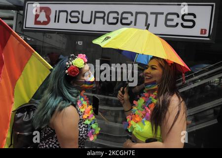 Membri della comunità LGBTTTIQA fuori dalla stazione della metropolitana Insurgentes per la marcia LGBT+ Pride in Messico durante l'emergenza sanitaria COVID-19 e il semaforo epidemiologico giallo nella capitale. (Foto di Gerardo Vieyra/NurPhoto) Foto Stock