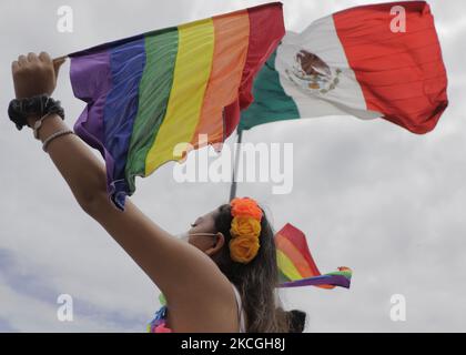 I membri della comunità LGBTTTIQA arrivano a Zócalo Città del Messico per la marcia LGBT+ Pride in Messico durante l'emergenza sanitaria COVID-19 e il semaforo epidemiologico giallo nella capitale. (Foto di Gerardo Vieyra/NurPhoto) Foto Stock