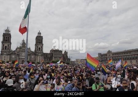 I membri della comunità LGBTTTIQA arrivano a Zócalo Città del Messico per la marcia LGBT+ Pride in Messico durante l'emergenza sanitaria COVID-19 e il semaforo epidemiologico giallo nella capitale. (Foto di Gerardo Vieyra/NurPhoto) Foto Stock