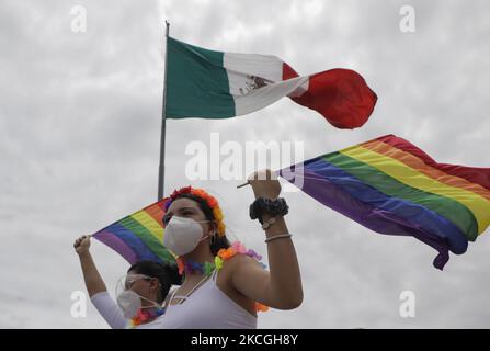 I membri della comunità LGBTTTIQA arrivano a Zócalo Città del Messico per la marcia LGBT+ Pride in Messico durante l'emergenza sanitaria COVID-19 e il semaforo epidemiologico giallo nella capitale. (Foto di Gerardo Vieyra/NurPhoto) Foto Stock