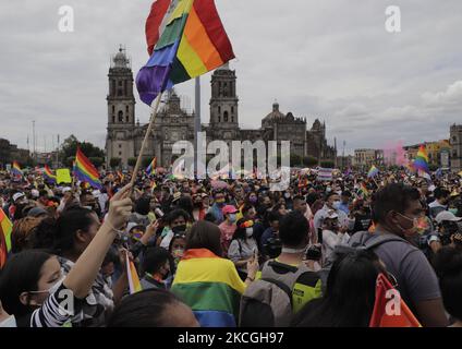 I membri della comunità LGBTTTIQA arrivano a Zócalo Città del Messico per la marcia LGBT+ Pride in Messico durante l'emergenza sanitaria COVID-19 e il semaforo epidemiologico giallo nella capitale. (Foto di Gerardo Vieyra/NurPhoto) Foto Stock