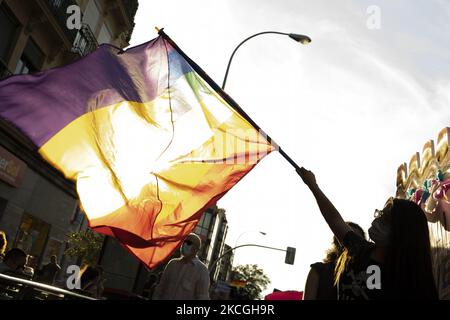 I partecipanti partecipano alla parata annuale Pride March di Madrid, Spagna, il 26 giugno 2021. (Foto di Oscar Gonzalez/NurPhoto) Foto Stock