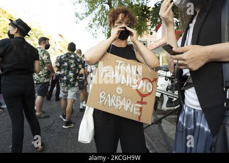 I partecipanti partecipano alla parata annuale Pride March di Madrid, Spagna, il 26 giugno 2021. (Foto di Oscar Gonzalez/NurPhoto) Foto Stock