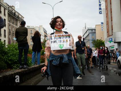 I partecipanti partecipano alla sfilata annuale Pride March a Parigi, in Francia, il 26 giugno 2021 (Foto di Adrien Fillon/NurPhoto) Foto Stock