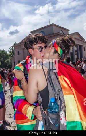 La gente partecipa all'annuale Milan Pride, a Milano, Italia, il 26 giugno 2021. (Foto di Fabrizio di Nucci/NurPhoto) Foto Stock