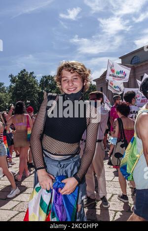 La gente partecipa all'annuale Milan Pride, a Milano, Italia, il 26 giugno 2021. (Foto di Fabrizio di Nucci/NurPhoto) Foto Stock