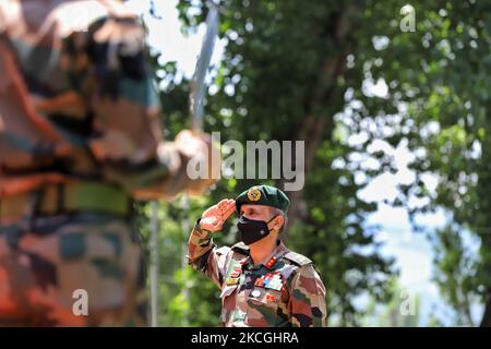 Ufficiale Generale comandante (GOC) della Divisione di Fanteria 19 con sede a Baramulla nel armyÂ i grandi vasi del Generale Virender si sono visti durante un evento a Baramulla, Jammu e Kashmir, India, il 27 giugno 2021. (Foto di Nasir Kachroo/NurPhoto) Foto Stock