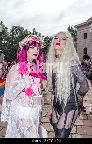 La gente partecipa all'annuale Milan Pride, a Milano, Italia, il 26 giugno 2021. (Foto di Fabrizio di Nucci/NurPhoto) Foto Stock